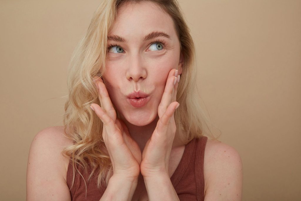 Double menton : 5 exercices de gym faciale faciles et efficaces pour le