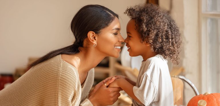 Une m&egrave;re critiqu&eacute;e pour avoir embrass&eacute; son fils de 4 ans sur la bouche