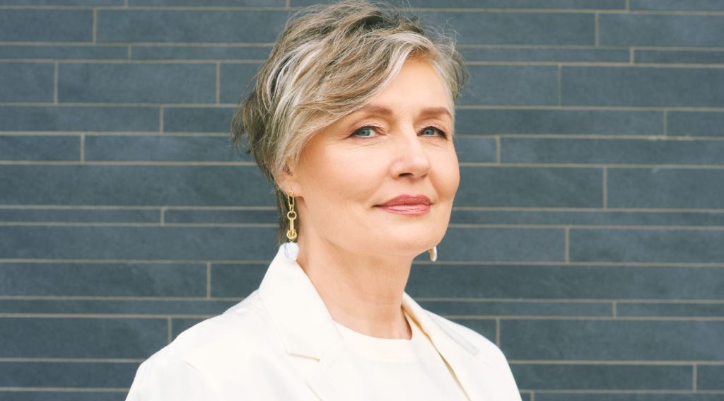 Cheveux gris : 4 coupes courtes pour les sublimer cet été
