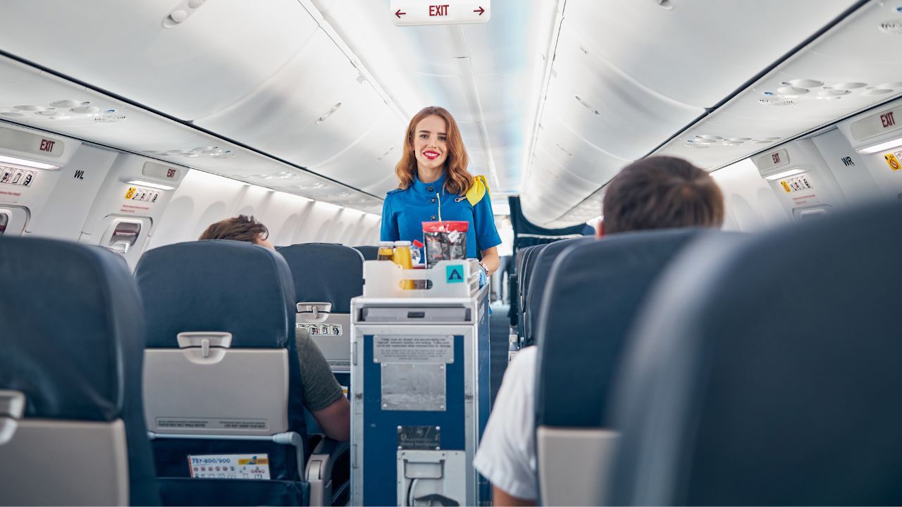 Attention aux Boissons à Bord : L'Astuce d'une Hôtesse de l'Air Pour un Vol Plus Sûr