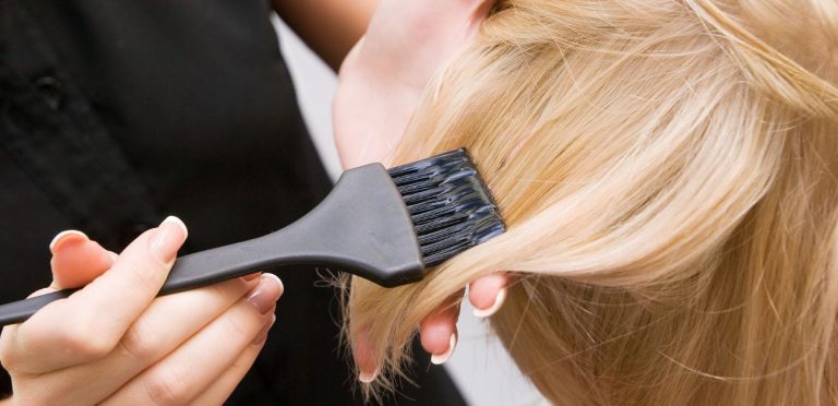 Passer du brun au blond : les différentes méthodes de décoloration