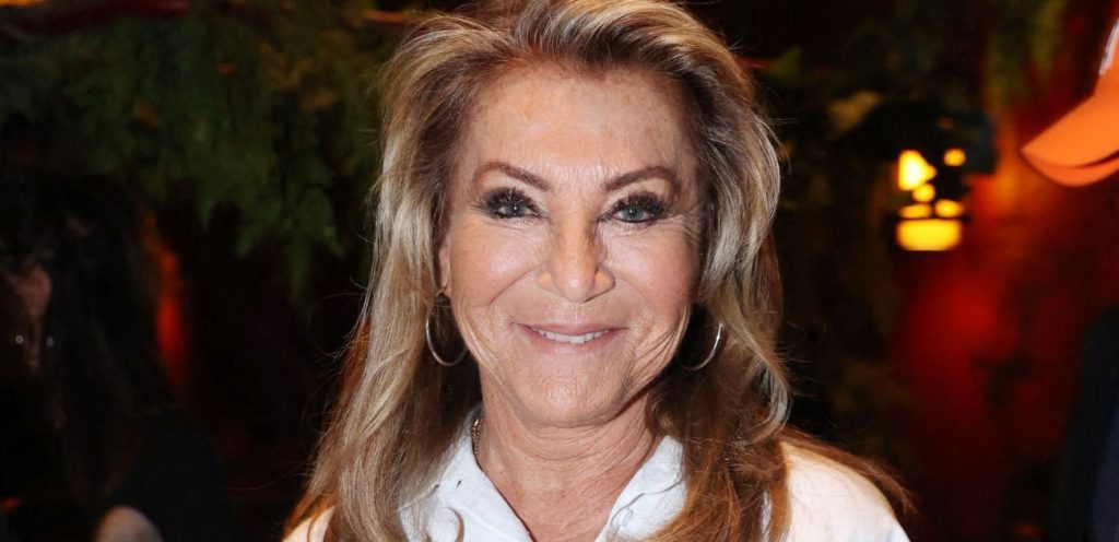 Exit le brushing au volume XXL, à 79 ans, Sheila est méconnaissable avec sa  nouvelle coupe