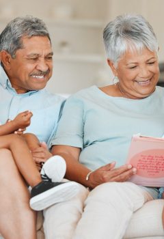 Fini les tensions familiales : la r&egrave;gle des 3C r&eacute;volutionne votre r&ocirc;le de grands-parents