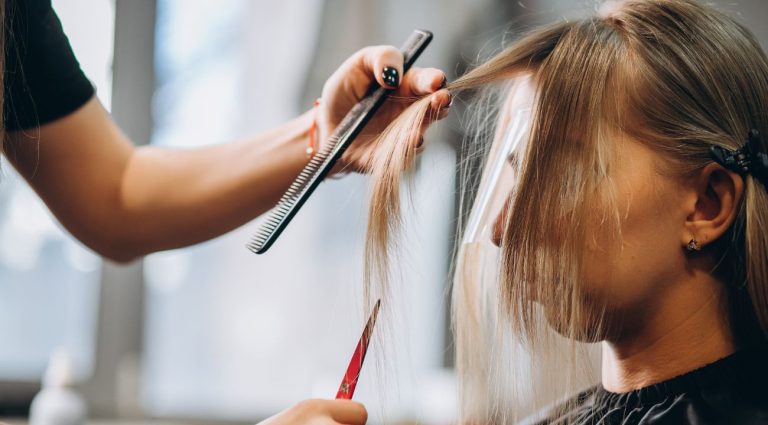 Le "Broom bob" est la tendance cheveux inattendue de l'hiver (les