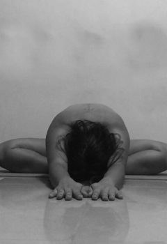 Le yoga nu, la dernière tendance qui buzze sur Instagram