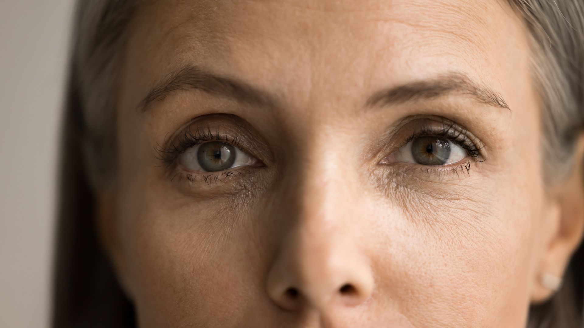 Sourcils tombants après 50 ans : voici comment « lifter le regard » avec un crayon selon un maquilleur