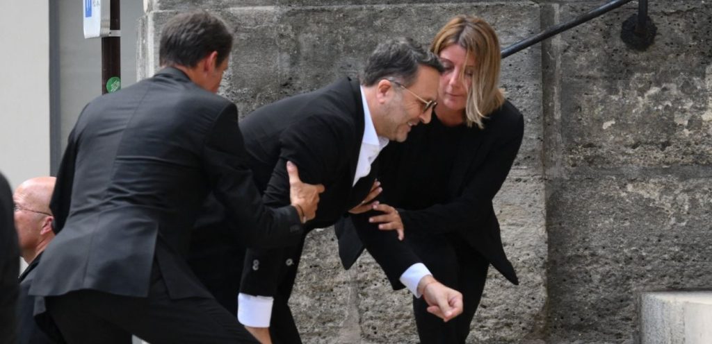 Obsèques de Thierry Ardisson : Arthur chute en arrivant à l'église