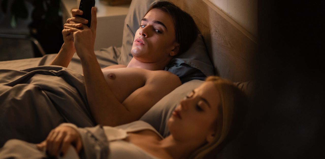 « Qu’elle soit réelle ou non, je me sens trahie » : Elle découvre son mari en train de la tromper avec une intelligence artificielle et prend une décision radicale