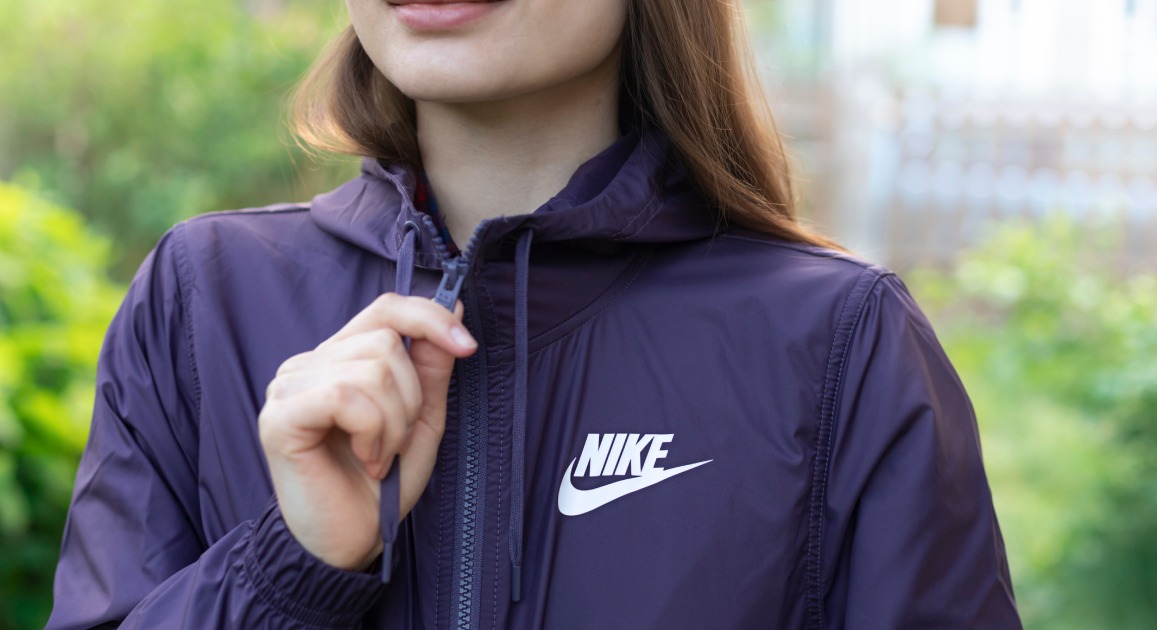Légère, pratique et parfaite pour marcher : ce sweat Nike à moins de 53 € est une valeur sûre par temps frais