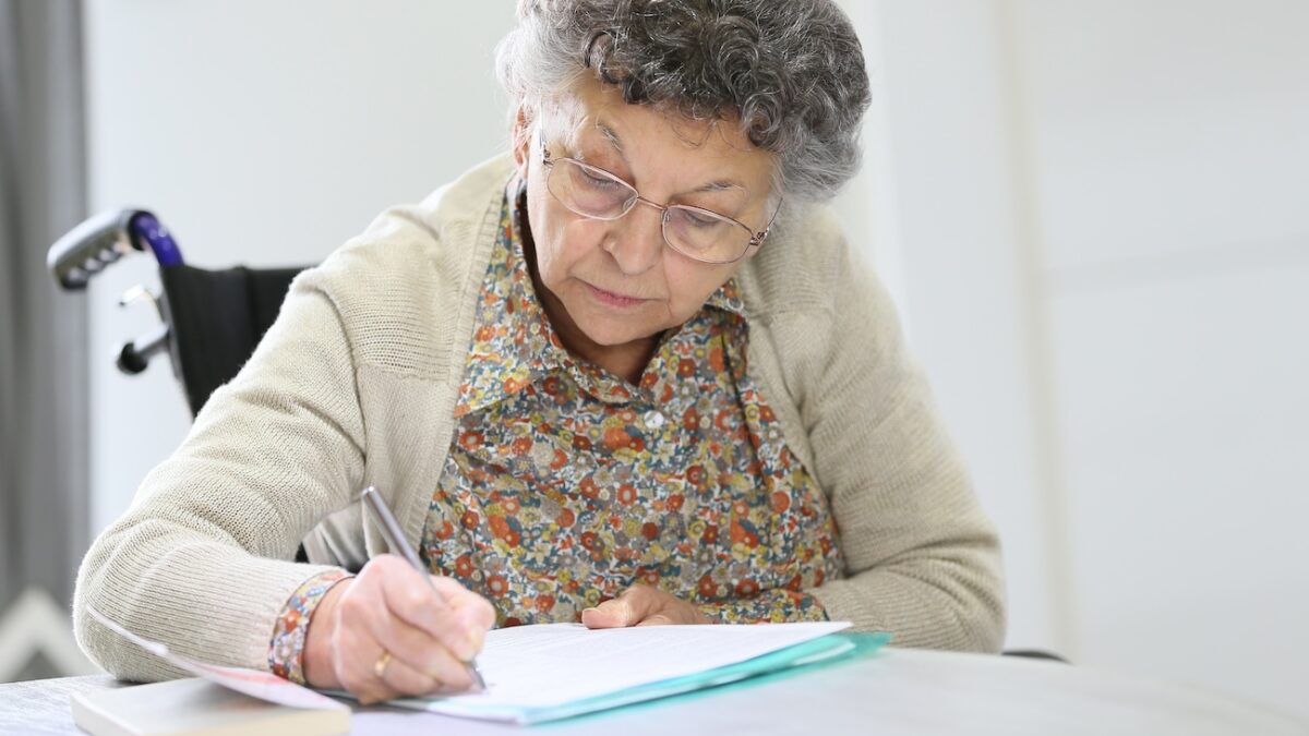 Une femme de 96 ans envoie une lettre hilarante à sa banque, le directeur n'en revient pas et la fait publier