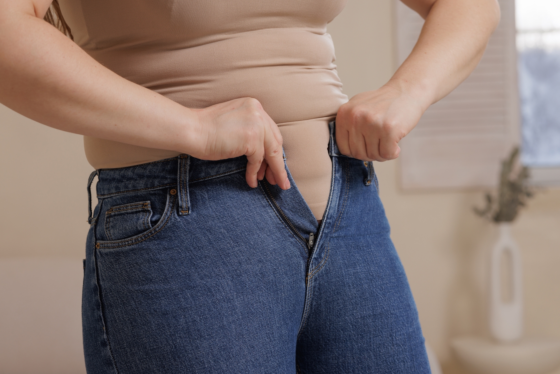 “Adieu le ventre qui vous complexe », ce détail qui change tout à ne pas oublier en choisissant son pantalon