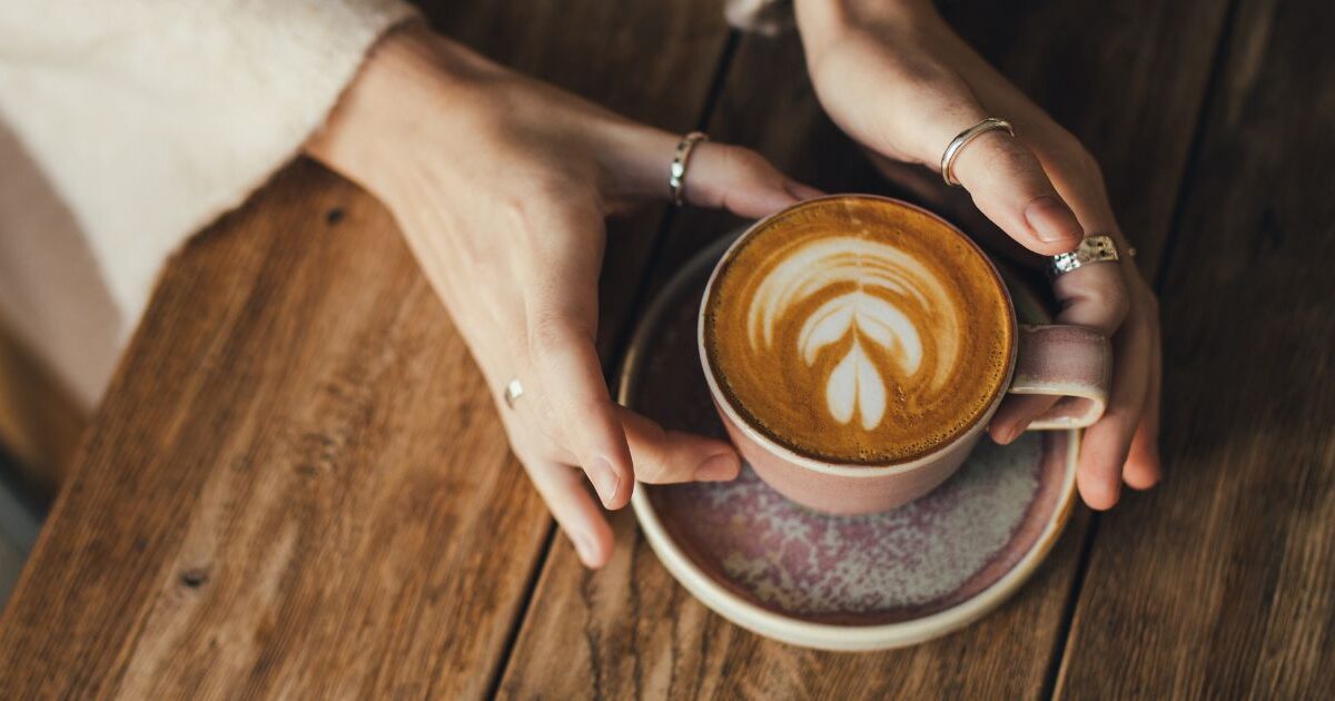 Vous buvez votre café dès le réveil ? Voici pourquoi c'est une grosse erreur (vous sabotez votre journée selon la science)