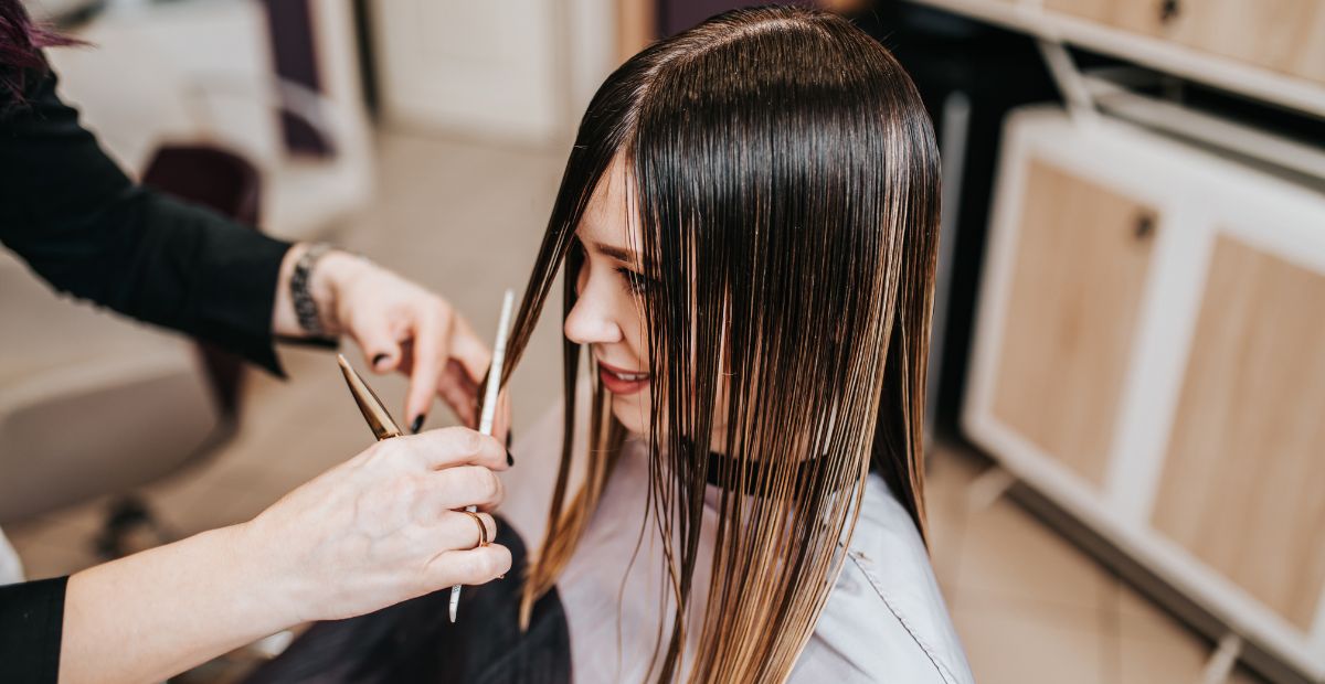 Exit la frange rideau, la “shattered fringe” est la tendance coiffure de 2026 à essayer absolument