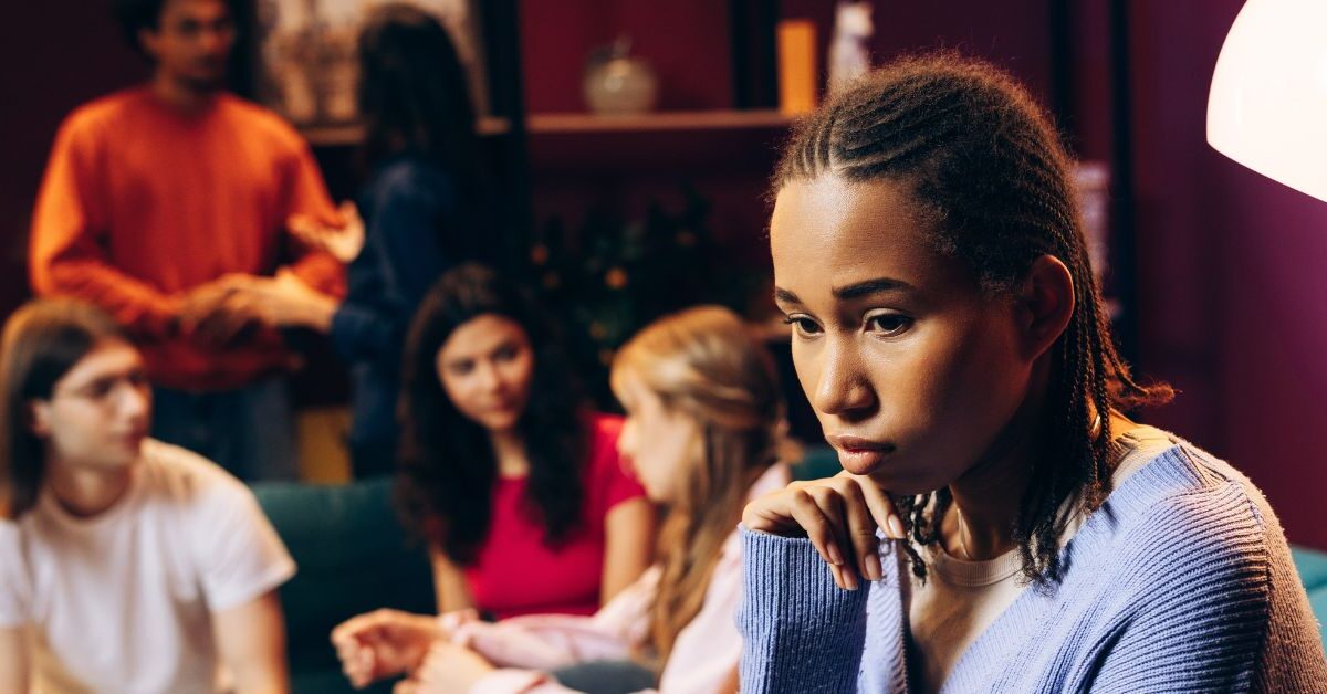 7 petites choses que les introvertis font brillamment dans une conversation (et que les autres sous-estiment) selon la psychologie