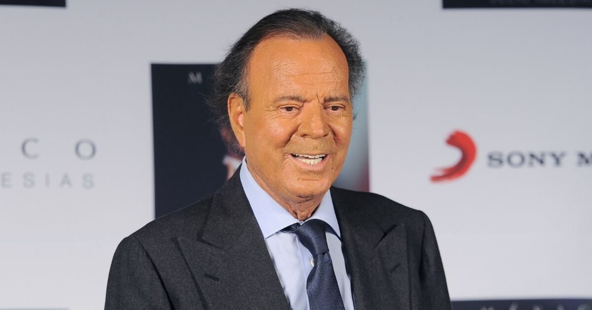 "Il m'a fait lécher son an*s" : les témoignages accablants des deux femmes qui accusent Julio Iglesias d'agressions sexuelles