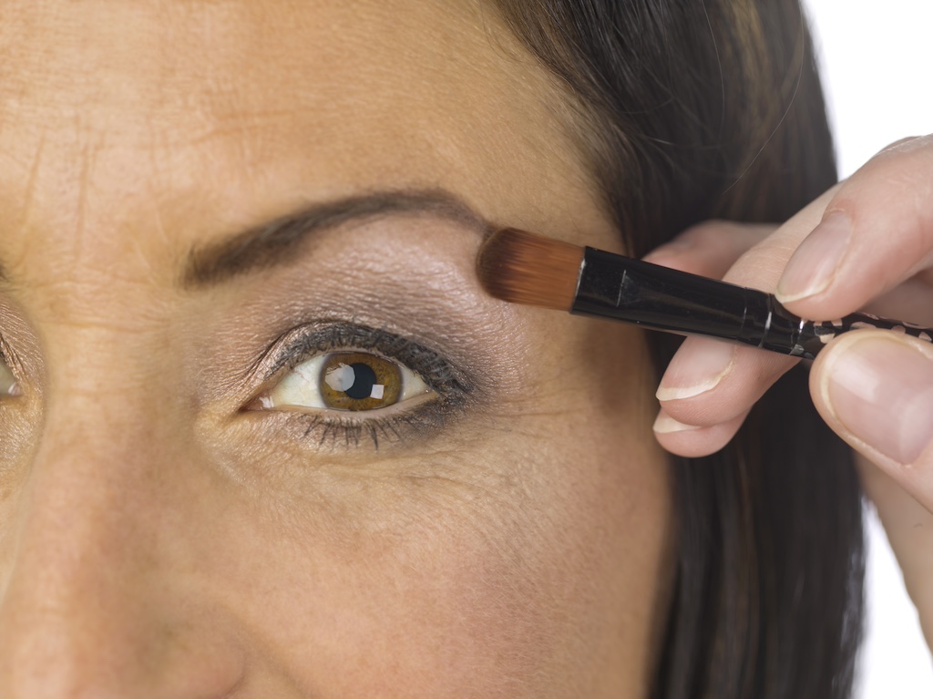 Oubliez l’eyeliner, le “reverse cat eye” est le maquillage anti-âge le plus tendance du printemps (parfait pour les paupières tombantes)